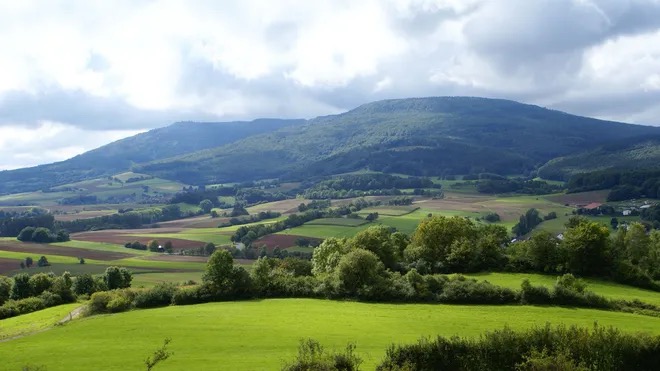 Hoher Meißner mit Naturpanorama und Aussichtspunkten.