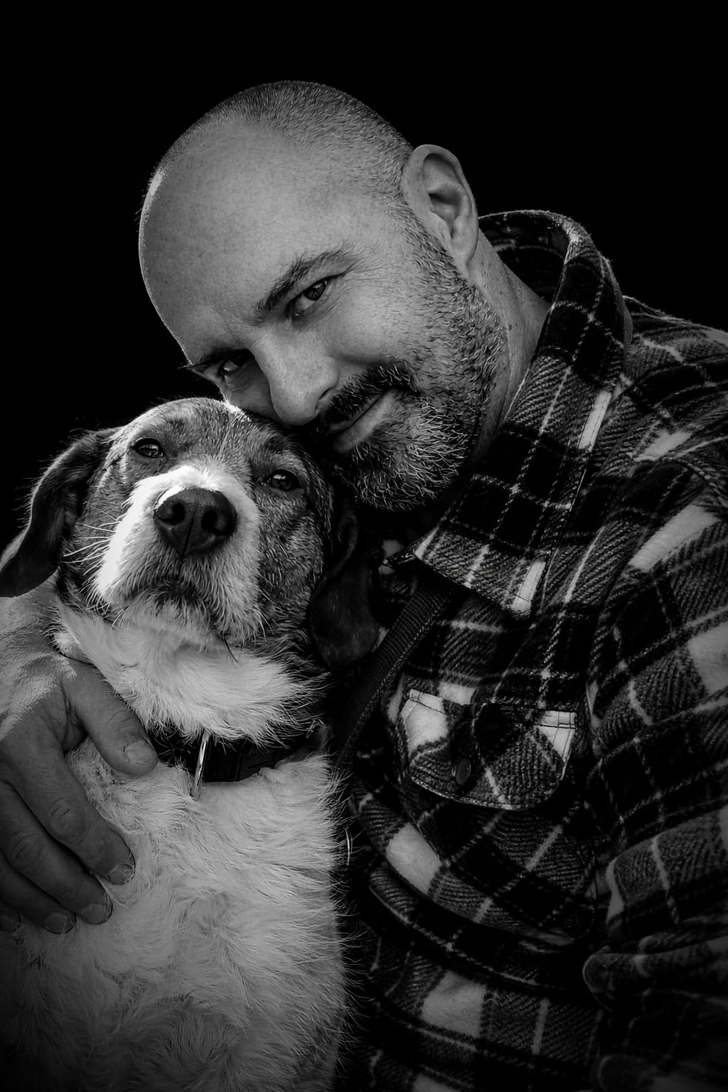 Schwarz-Weiß-Porträt von Tony mit seinem Hund – das Gesicht hinter TonyTours.