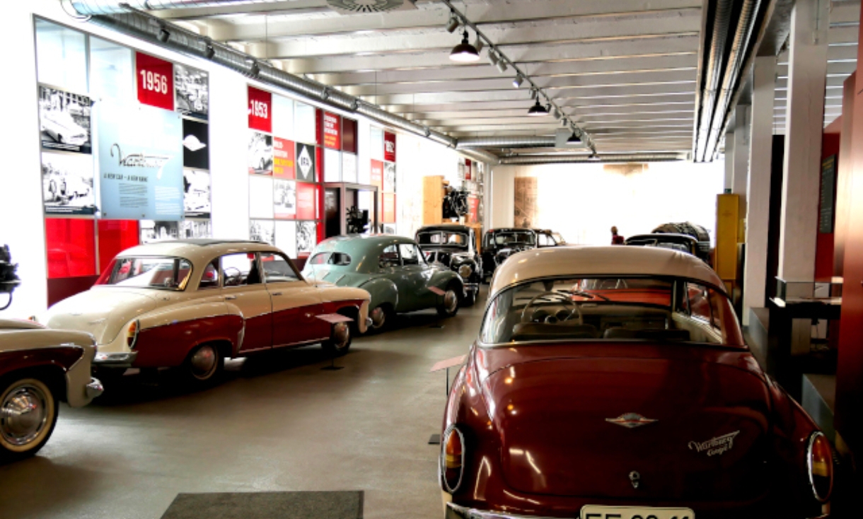 Automobile Welt Eisenach mit historischen Fahrzeugen in der Ausstellungshalle.