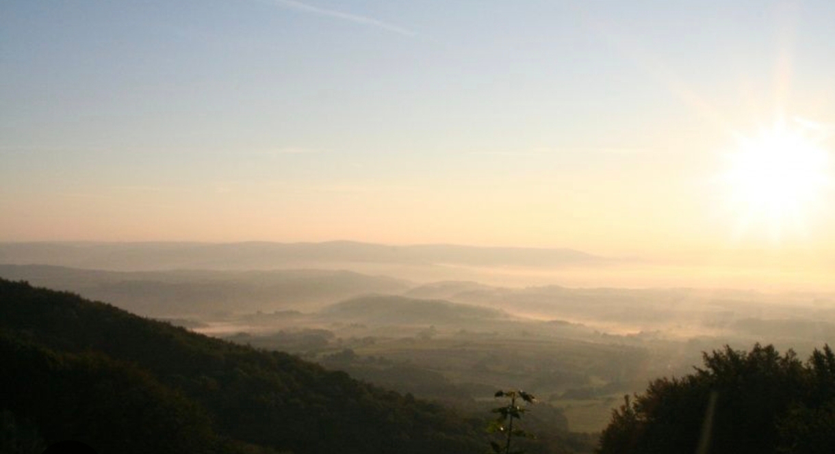 Weiter Blick über das Schwalbental und die Hügel im warmen Licht – Panorama pur.